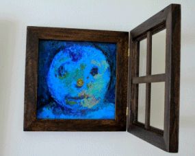 Niño detrás de la ventana
