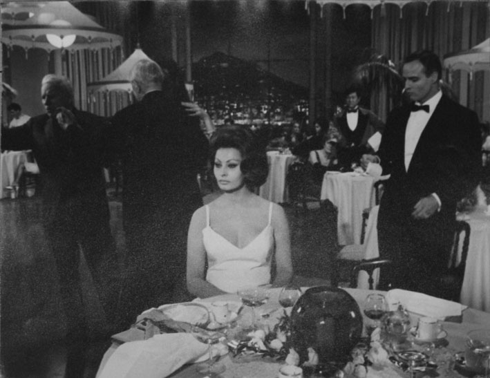 Sophia Loren y Marlon Brando en La Comte