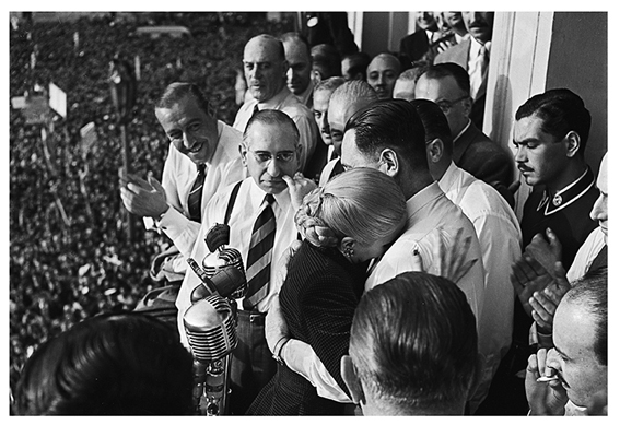 Evita llorando en brazos de Perón 