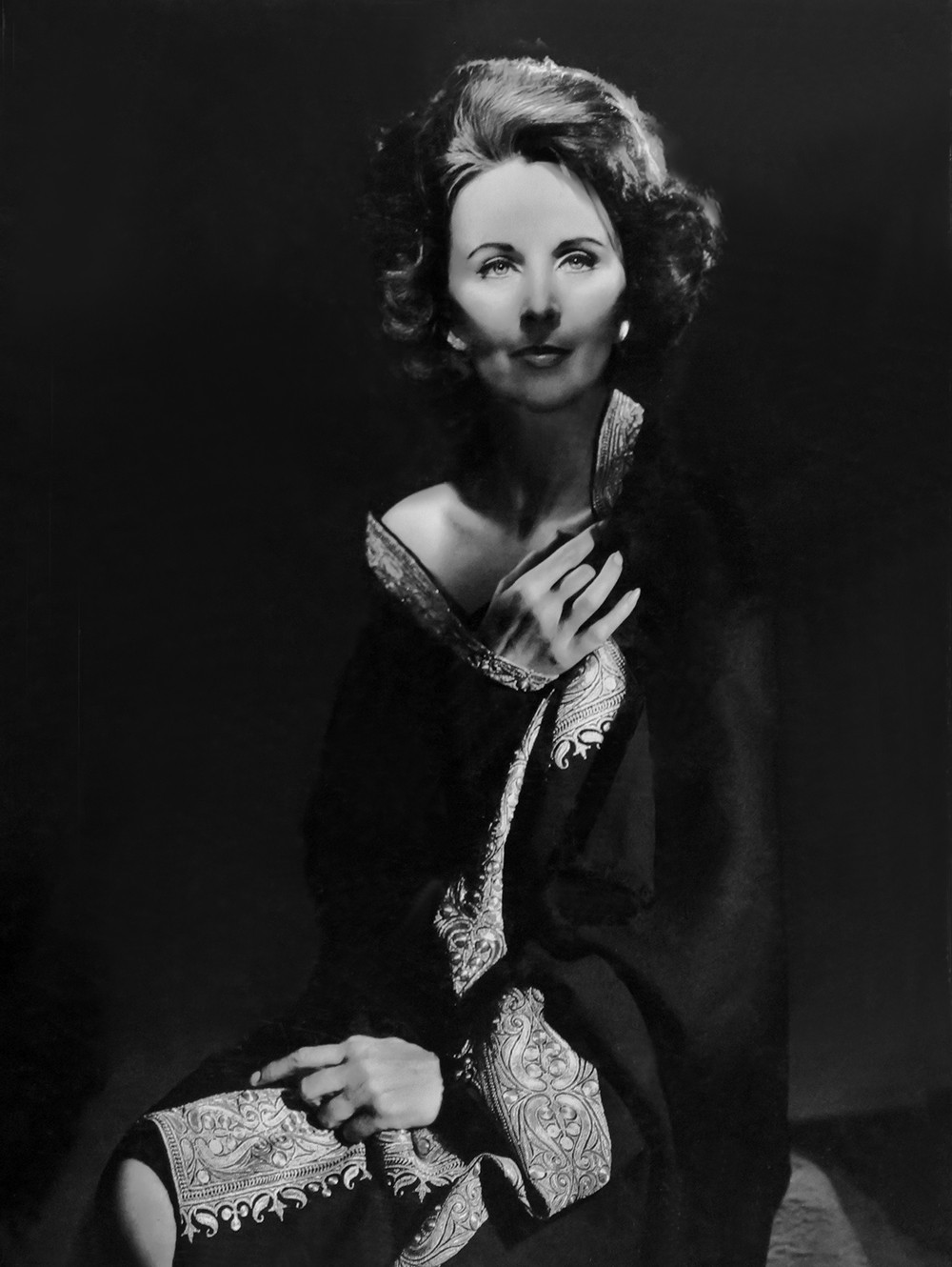 Sra. Von Bernhardt con capa Christian Dior