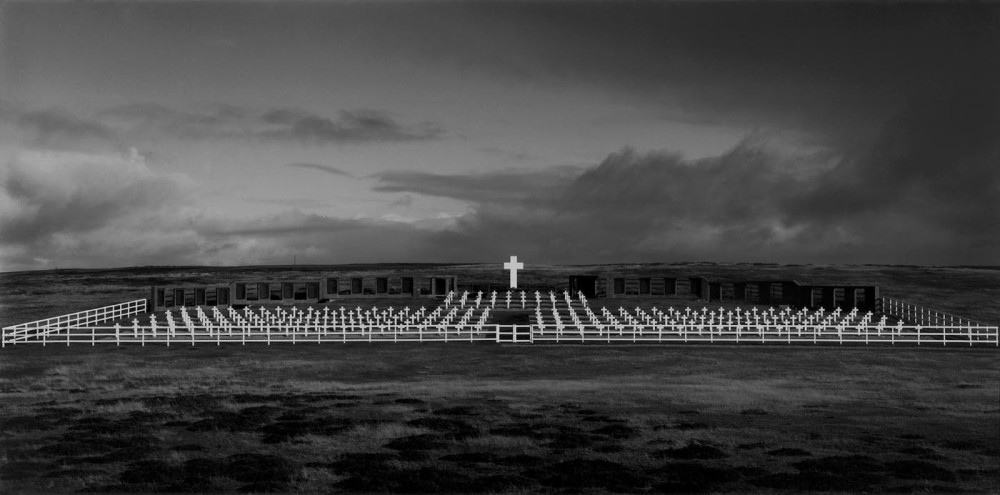 Cementerio argentino. Darwin, Islas Malvinas, de la serie Malvinas. Retratos y paisajes de guerra